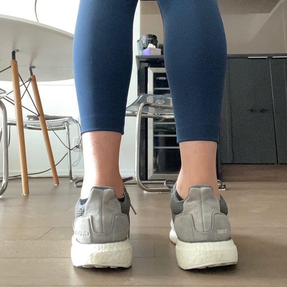 Ultra boost size 6.5 US (W) - Picture 5 of 8